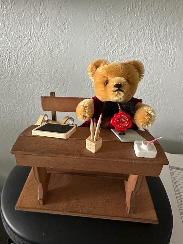 WDW Teddy Bear & Doll Exclusive "Winnie the Pooh Goes to School " Teddy Hermann GmbH