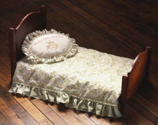 Furniture: Wooden Doll Bed With Lee Middleton Bedding - 18 to 22" Dolls