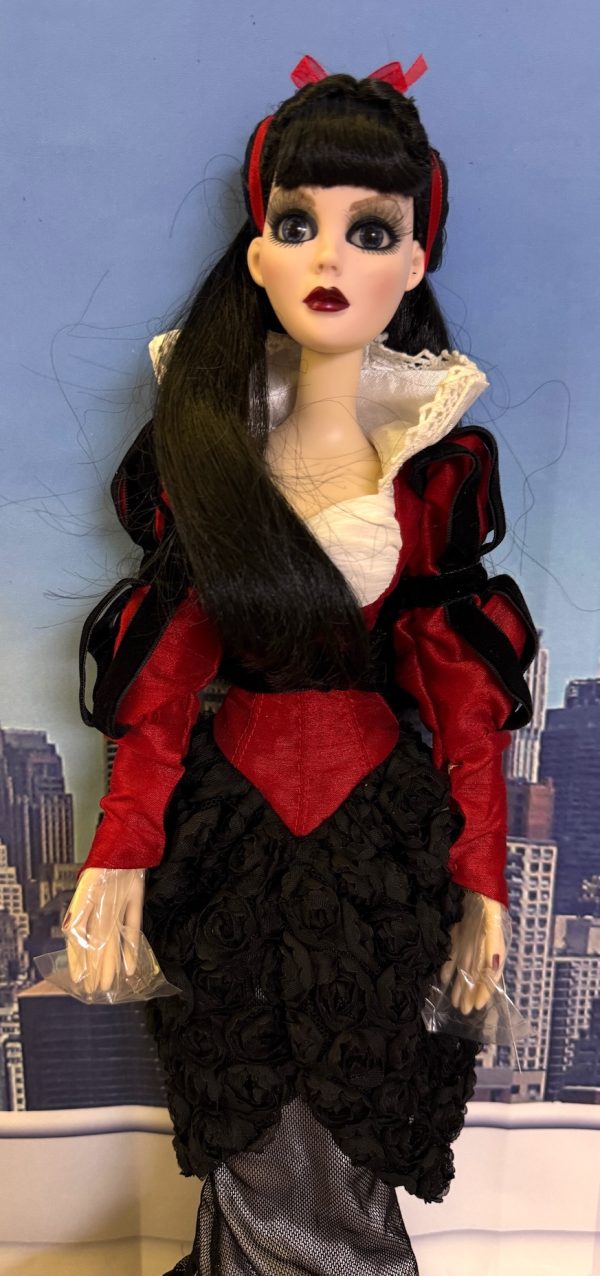 Modern Doll Collectors Convention Tonner Event Exclusive  Evangeline Ghastly "A BAD DREAM". nrfb  in shipper - Image 5