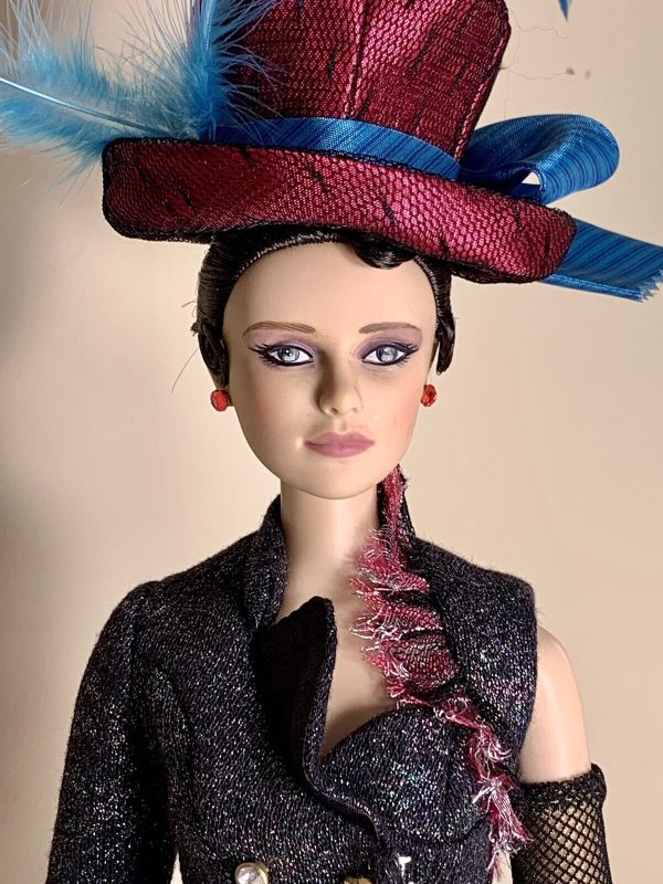 Robert Tonner Re-Imagination Haddy Madigan 16" Daphne face  NRFB w/Shipper