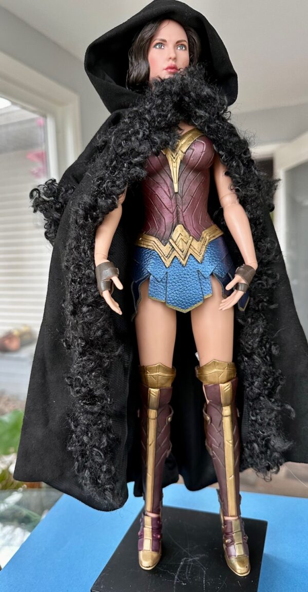 Tonner DC Stars Wonder Woman (Gal Gadot) Variant #1  16" + Black Cape NO BOX