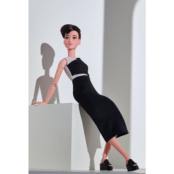 GXB29 Barbie Looks Model #3 (Petite Brunette/Pixie Cut)