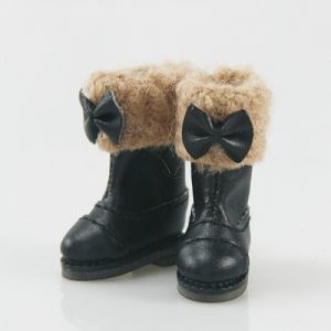 SK17 Black boot with light brown fur trim and black bow.