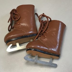 Kathe Kruse: Brown Leather Ice Skates 2″ (L) x 1″ (W)