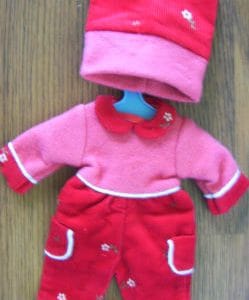 Kathe Kruse: Red Jumper w/Hat 9-10″ (22-25cm) Babypuppen
