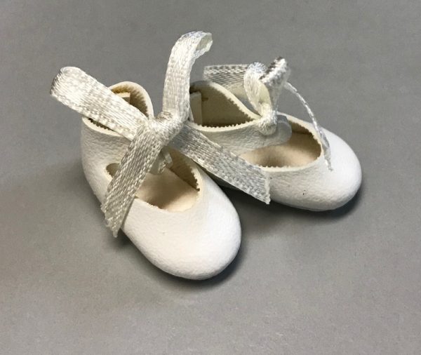 Seeley Petite Tie Shoes (White) 26mm