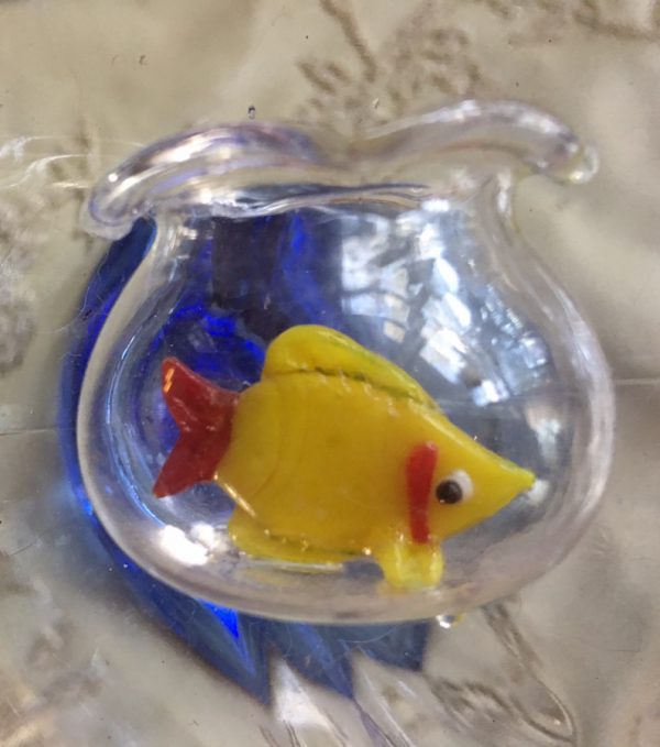 Round Aquarium with Gold Fish ~ 1.5" tall;