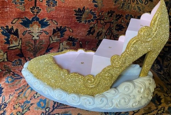 2011 Tonner Con Fantasy Masquerade River of Crystal Light Base