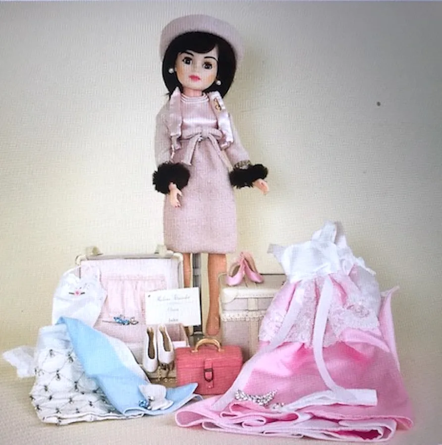 Jackie Kennedy Travel Ensemble 21″ (17450) – Doll Peddlar