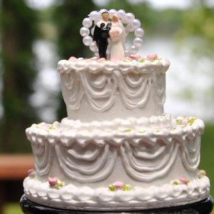 White Wedding Cake 2.5″ x 2″