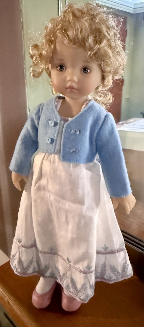 Boneka 'Belle' in Regency Fashion Dressed Doll (Tuesday Sculpt) 10"/24cm - Image 7