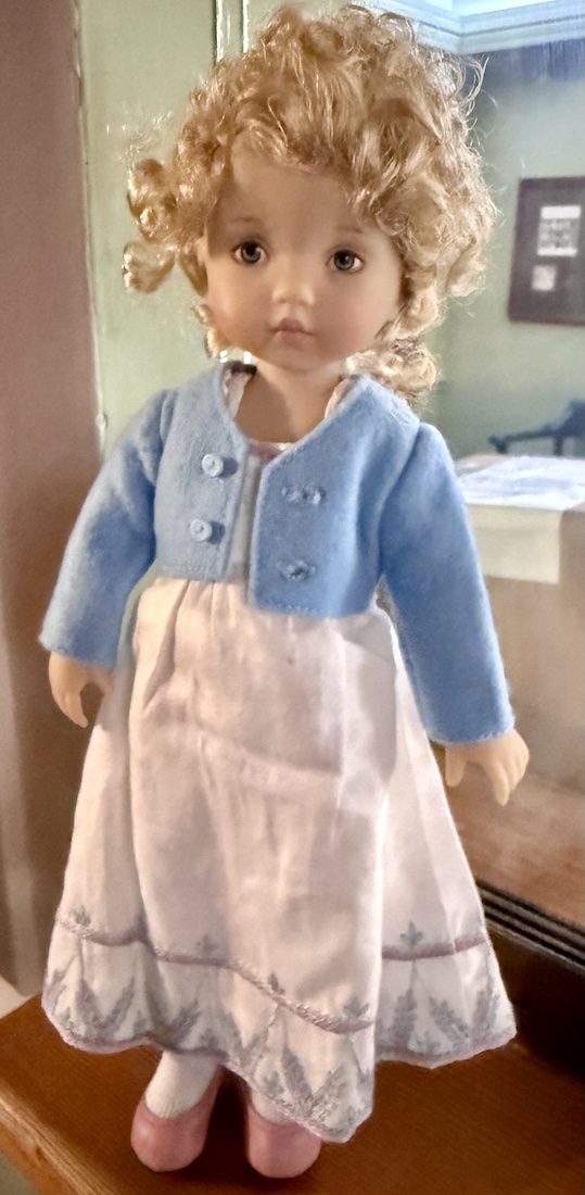 Boneka 'Belle' in Regency Fashion Dressed Doll (Tuesday Sculpt) 10"/24cm - Image 9