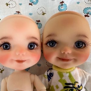 Meadowdolls Sprout ‘Nunnu’ FAIR Resin 4.7″ (12cm)  NUDE w/makeup and glass eyes; floral doll case & magnet for standing