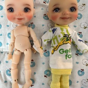 Meadowdolls Sprout ‘Nunnu’ TAN Resin 4.7″ (12cm)  NUDE w/makeup and glass eyes; floral doll case & magnet for standing