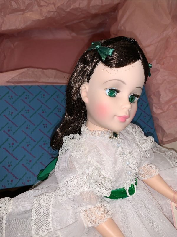 Vintage Scarlett O'Hara 21" White Gown Jackie Sculpt #2247  Mint in Box  Perfect condition - Image 4