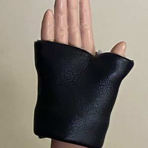 DC Stars Gotham Garage Catwoman GLOVES ONLY (Fits 16″ Fashion Dolls)