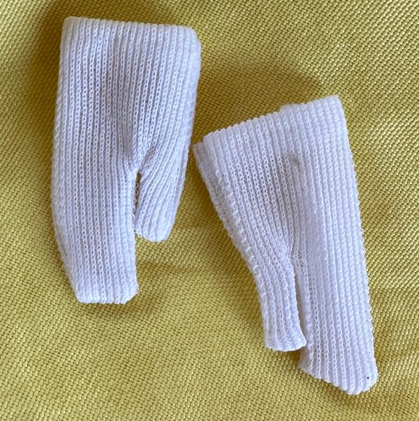 White Vintage knit doll gloves fits small dolls/Barbie ~1"