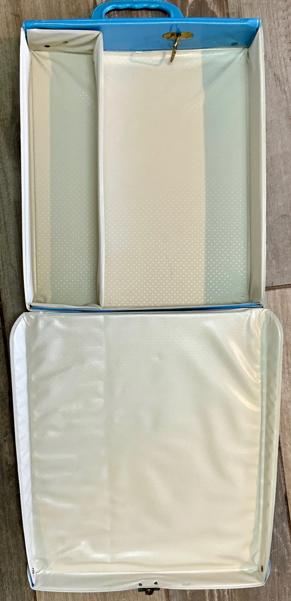 1961 Vintage Barbie Blue Vinyl Ponytail case with T.M. Lic. Blue w/4 Barbie dressed in 900 fashions - Image 2