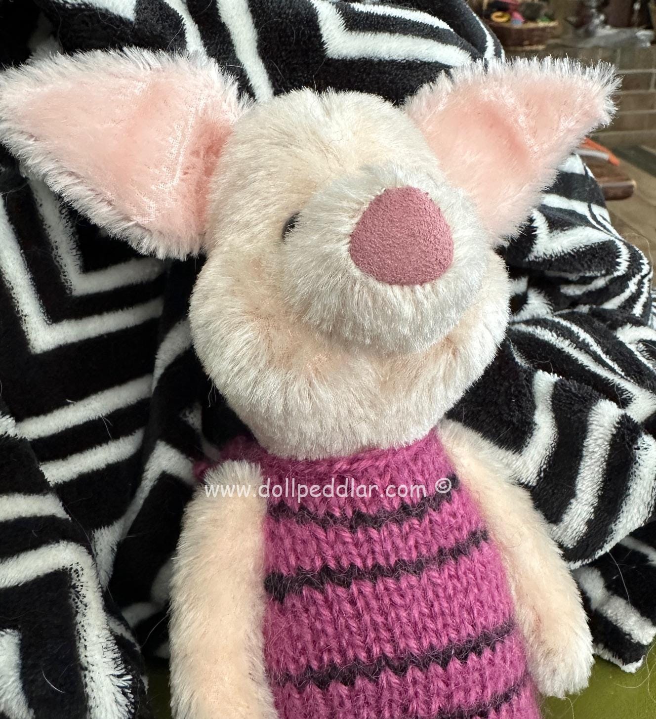 Disney Store & Theme Park - Minnie Mouse - Pink Piglet 11" - Image 2