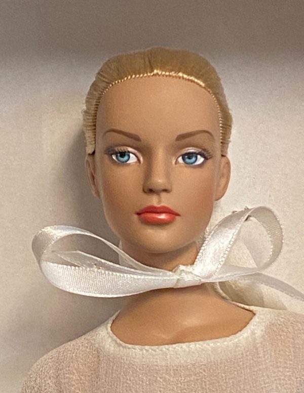 Tyler Wentworth Show Stopping Sydney (MINT & COMPLETE IN BOX) - Image 2
