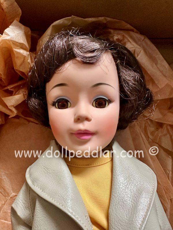 Madame Alexander Vintage Jacqueline #2205 - Mint, Pristine in Box 21" Cissy doll - Image 2