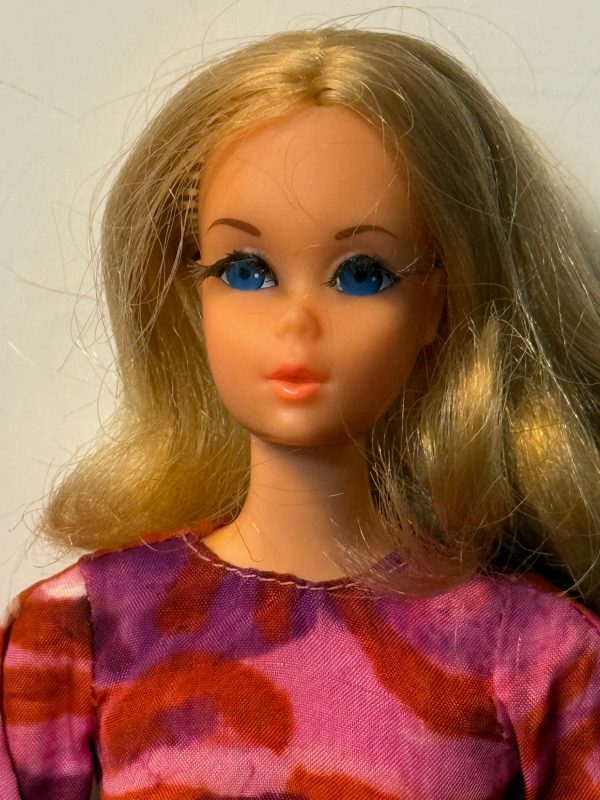 #1155 Vintage Live Action Barbie in Abstract Print - Image 2