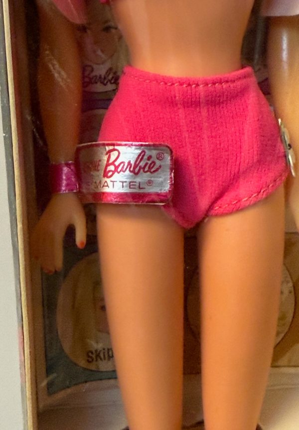 #1190 Vintage Standard Barbie Dark Brown Hair MIB - Image 3