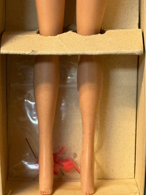 #850 Vintage Bubble Cut Barbie Blonde MIB - Image 3