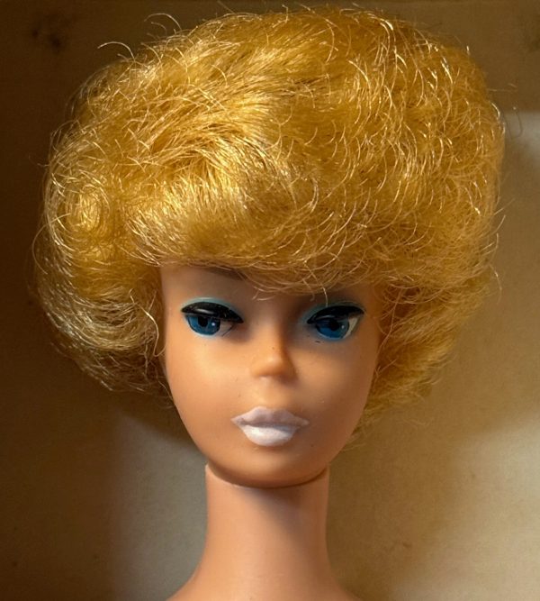 #850 Vintage Bubble Cut Barbie Platinum MIB - Image 2