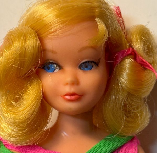 Vintage #1117 Dramatic Living Skipper Doll Blonde in Original Swimsuit - Image 2