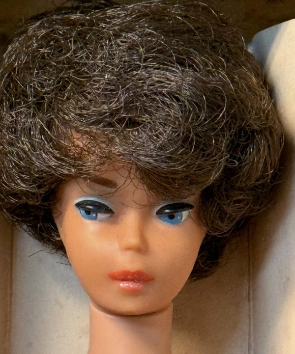 #850 Vintage Bubble Cut Barbie Brunette MIB - Image 2