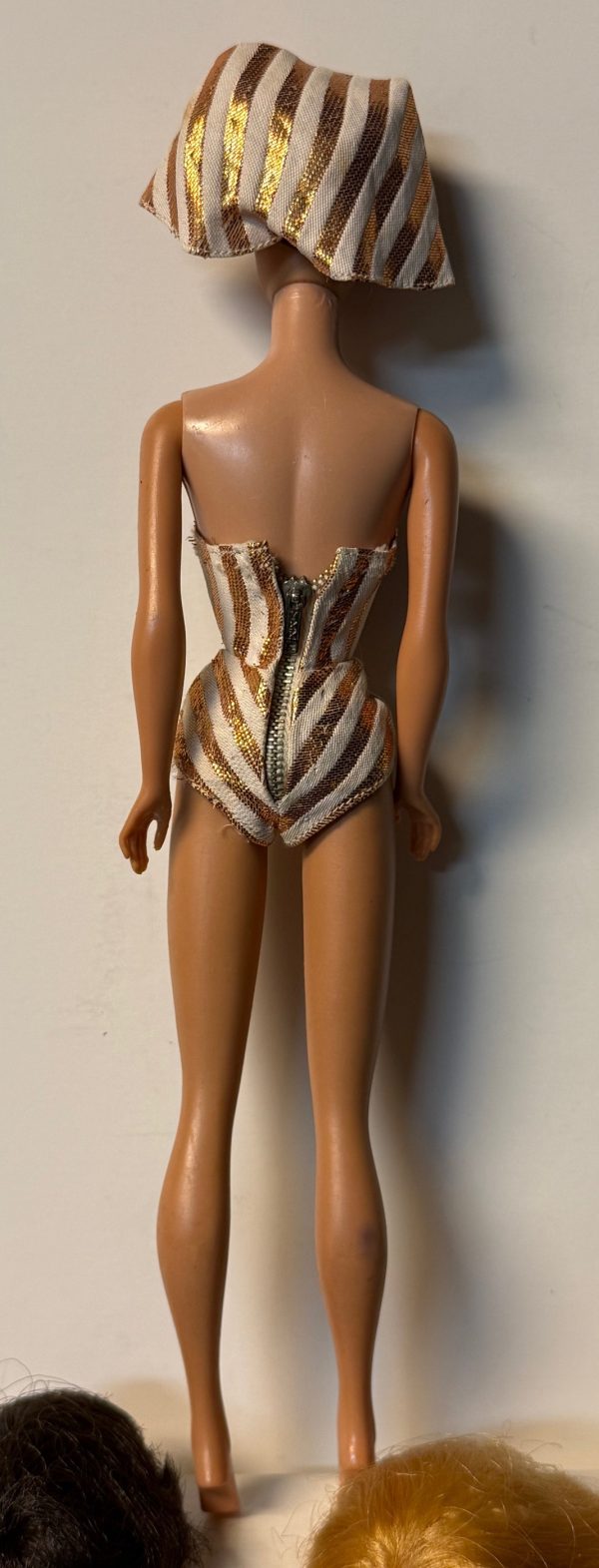 #870 Vintage Fashion Queen Barbie with Three Wigs in Original Swimsuit and Hat - Image 4