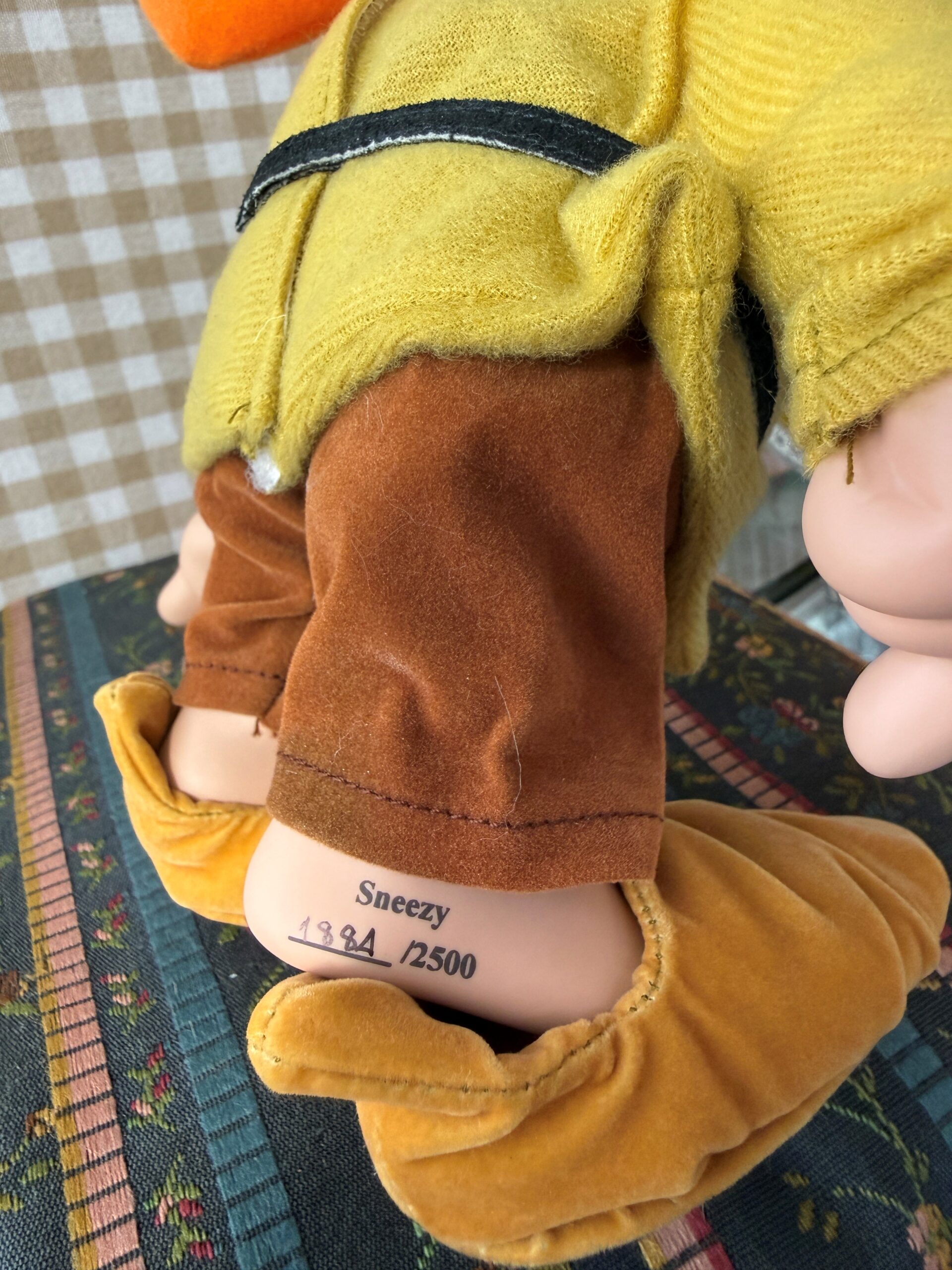 Disney Snow White "Sneezy". Porcelain Figure LE2500. Mint Condition - Image 5